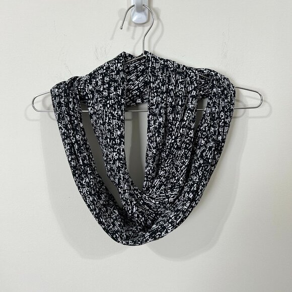 Handmade Black White Infinity Scarf Silky Knit Geometric Fluid Drape Women’s - Picture 1 of 6